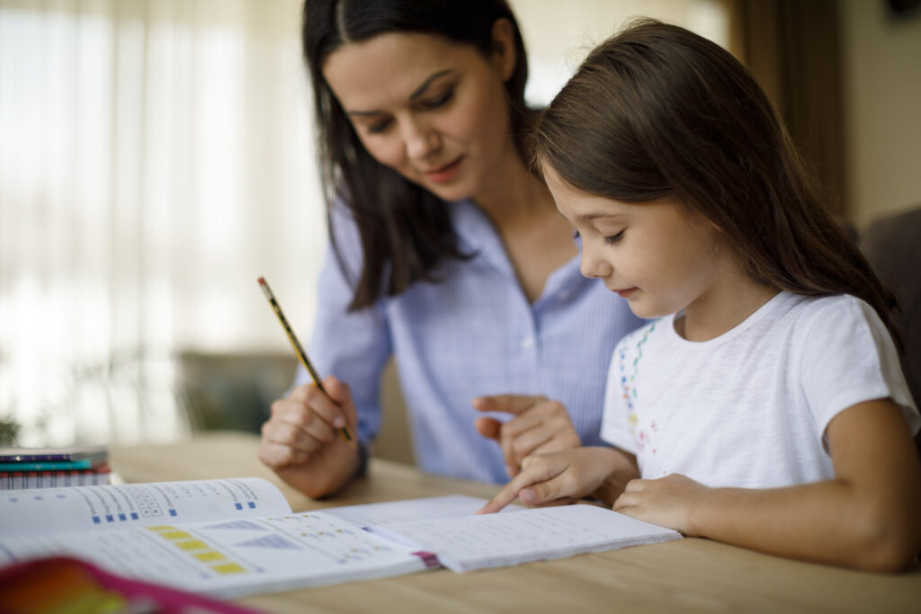 Como motivar os filhos para os estudos durante a quarentena title
