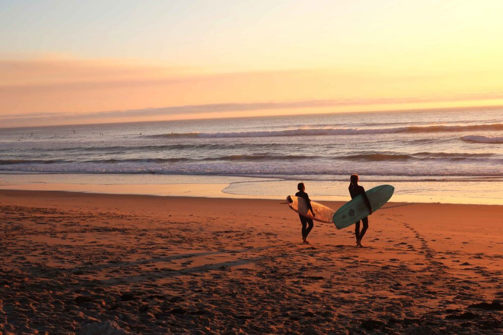 Os 5 melhores destinos para fazer surf em Portugal title