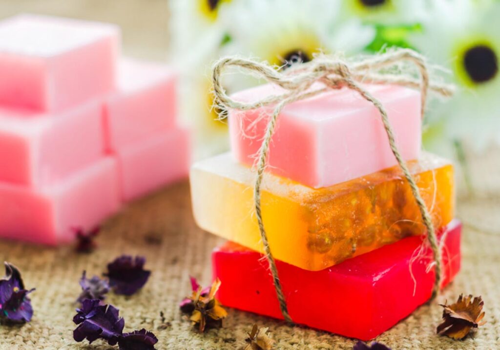 Como fazer sabonetes caseiros: receitas simples e fáceis title