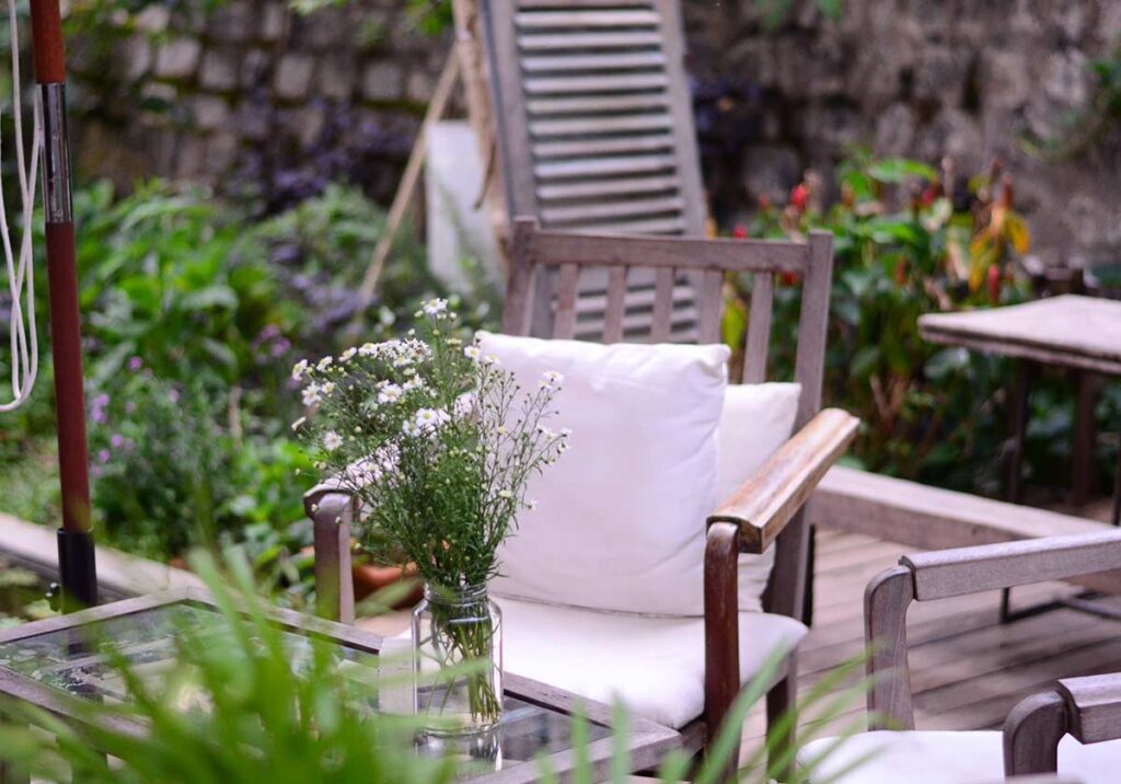 Decoração de jardim: 14 ideias práticas e baratas title