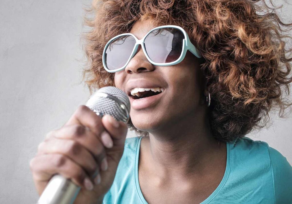 Karaoke em casa: 6 produtos indispensáveis title