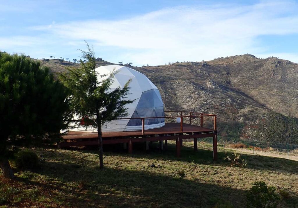 10 melhores locais para fazer glamping em Portugal title