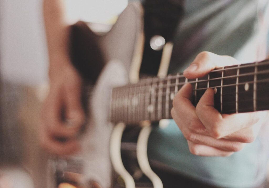 6 melhores guitarras elétricas para principiantes title