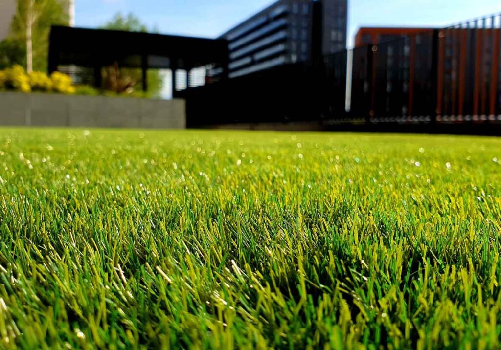 Como escolher a relva artificial perfeita para o teu terraço ou jardim title