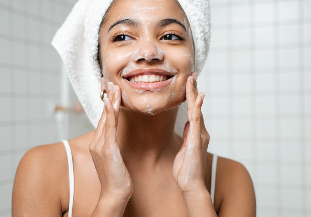 Rotina de skincare: 5 produtos indispensáveis para uma pele radiante title